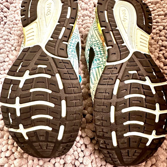 Brooks women’s Revel 3 Special edition Hawaiian style size 8.5 - Picture 8 of 8